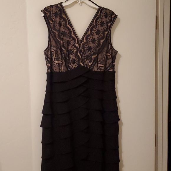 Elegant Evening Gown - Picture 1 of 4